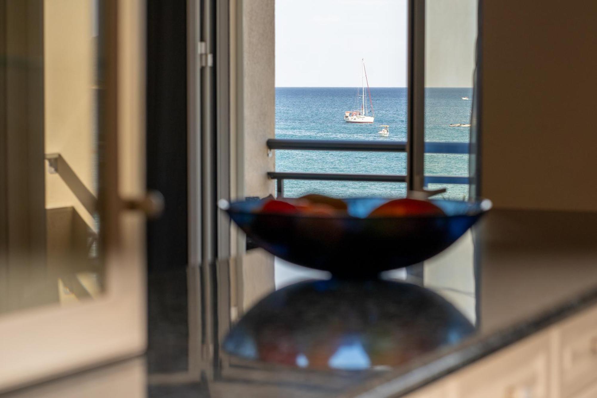 Lithakia  George Beachfront Apartments חדר תמונה